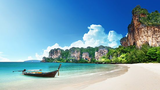 черная лодка на белом песчаном пляже возле коричневых скал, Таиланд, 5k, обои 4k, 8k, пляж, берег, лодка, скалы, путешествия, туризм, HD обои HD wallpaper