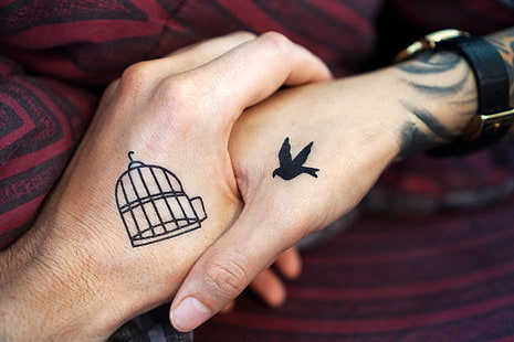 gaiola e pássaro casal tatuagem, mãos, tatuagens, casal, amor, HD papel de parede HD wallpaper