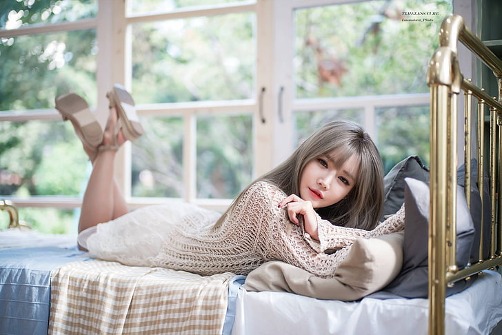 Han Ga Eun, asiatica, modella, capelli lunghi, sdraiata, sdraiata sul davanti, gambe incrociate, a letto, vestiti larghi, luce solare screziata, Sfondo HD