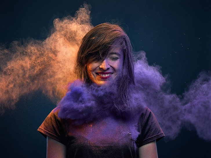 donna che indossa camicia viola a maniche corte circondata da fumo viola mentre sorride fotografia di paesaggio, polvere, fumo, colorato, donne, Sfondo HD