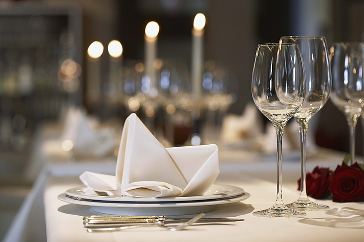 белая текстильная и белая керамическая тарелка, стол, ресторан, фужеры, тарелки, цветы, розы, HD обои