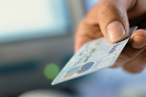 青いATMカード、銀行、カード、お金、手、 HDデスクトップの壁紙 HD wallpaper