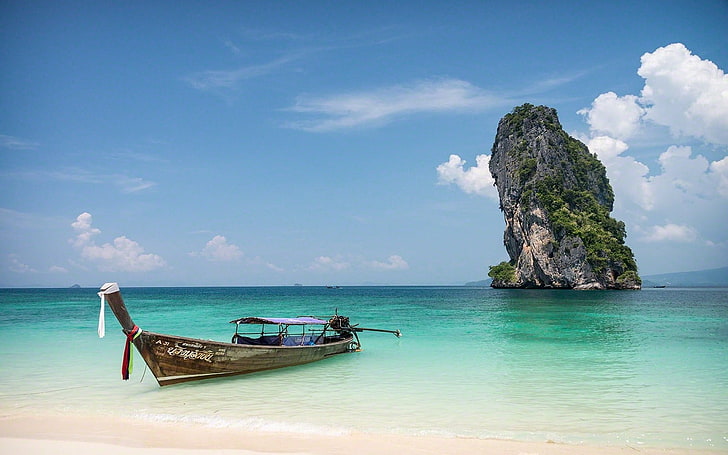 коричневая деревянная лодка, природа, пейзаж, скалы, остров, лодка, море, песок, Таиланд, тропический, облака, пляж, вода, спокойствие, HD обои