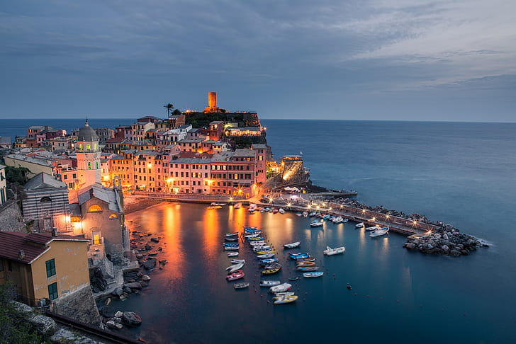 Vernazza, Cinque Terre, Itália, lote de barco a motor, barcos, paisagem, costa, baía, mar, edifícios, HD papel de parede