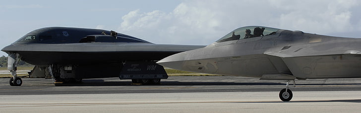 сиви изтребители, Northrop Grumman B-2 Spirit, F-22 Raptor, стратегически бомбардировач, бомбардировач, военен самолет, самолет, писта, ВВС на САЩ, двойни монитори, множество дисплеи, реактивен изтребител, HD тапет