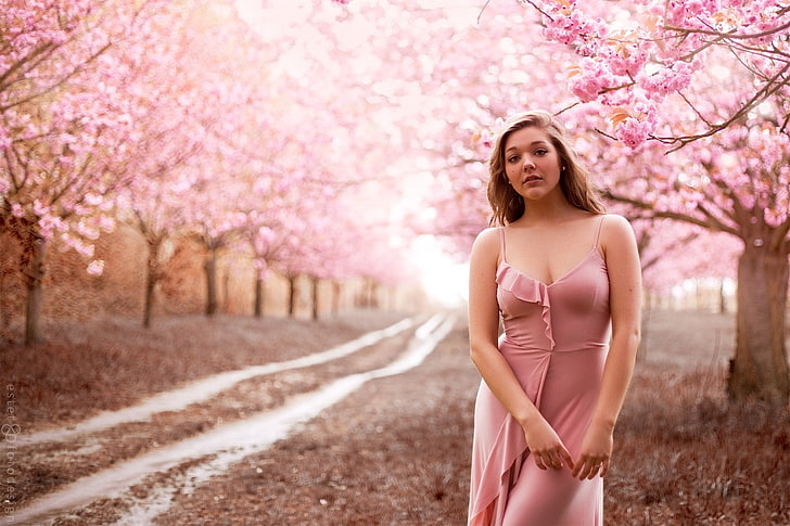 vestido rosa com cinta de espaguete feminino, Trid Estet, mulheres ao ar livre, 500px, mulheres, flor de cerejeira, curvas, HD papel de parede