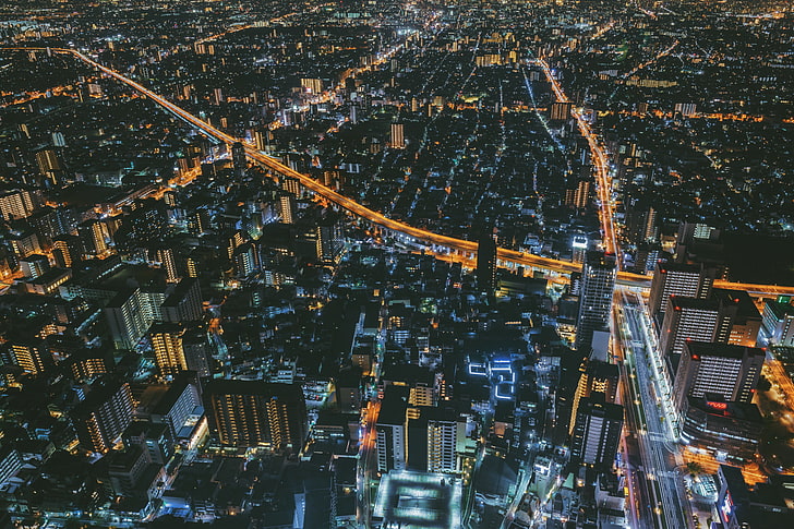 مبنى مرتفع رمادي اللون ، مدينة ليلية ، منظر علوي ، أضواء المدينة ، أوساكا ، اليابان، خلفية HD