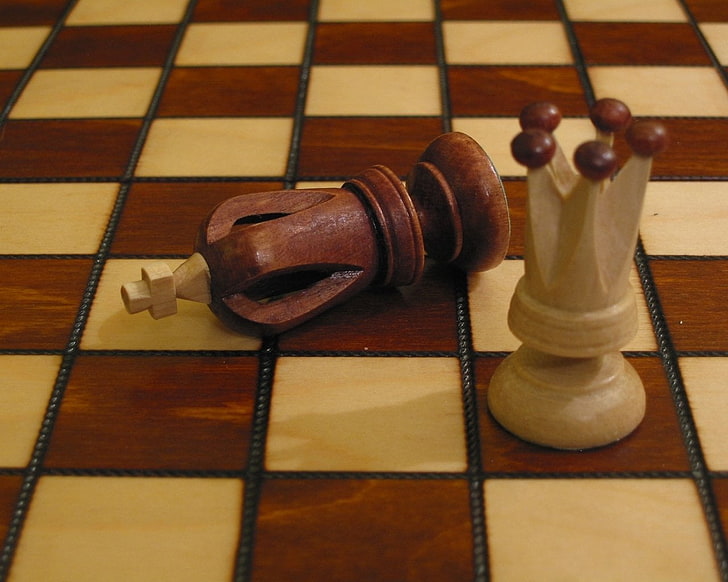 Raja coklat dan bidak catur ratu putih dan papan, Permainan, Catur, Wallpaper HD