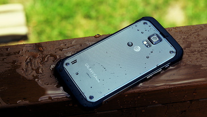 Samsung Galaxy S5 nero su superficie di legno marrone, Samsung Galaxy S6 Active, I migliori smartphone 2015, recensione smartphone, famiglia Samsung Galaxy, Sfondo HD