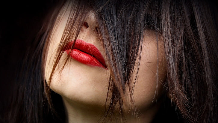 близкий взгляд женщины нося красную губную помаду и волосы покрывая лицо, женщины, губы, крупный план, брюнет, красную губную помаду, HD обои
