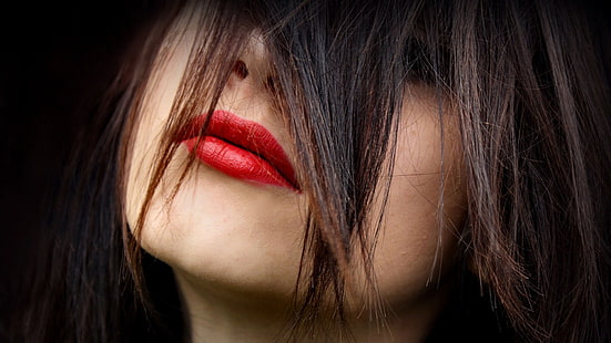 zamknij widok kobiety noszącej czerwoną szminkę i włosy zakrywające twarz, kobiety, usta, zbliżenie, brunetka, czerwona szminka, Tapety HD HD wallpaper