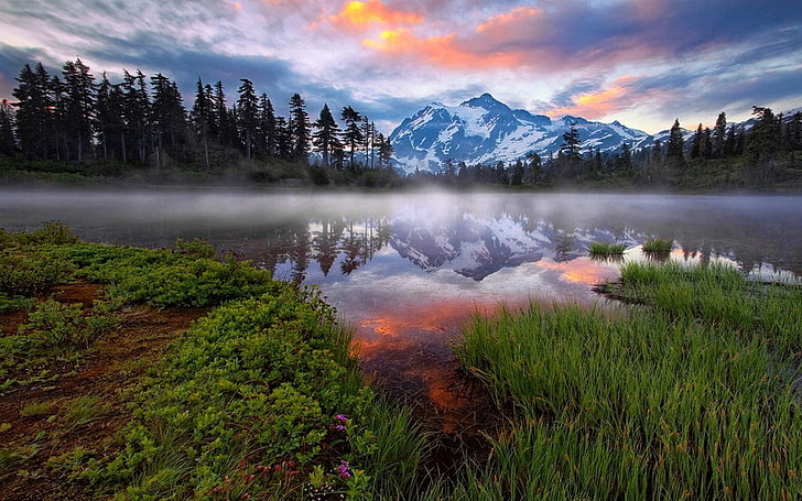 montaña blanca y verde, naturaleza, paisaje, niebla, montañas, lago, bosque, estado de Washington, reflexión, pico nevado, agua, nubes, Fondo de pantalla HD
