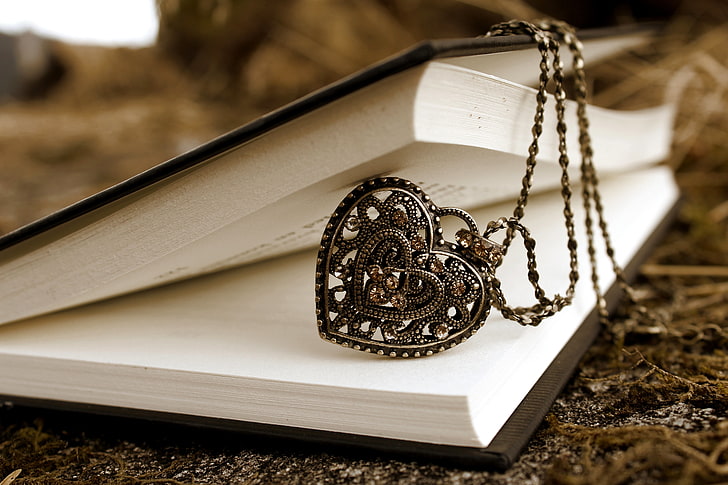 naszyjnik w kształcie serca w kolorze srebrnym, kamienie, wzór, serduszko, rozmycie, wisiorek, książka, łańcuszek, Tapety HD