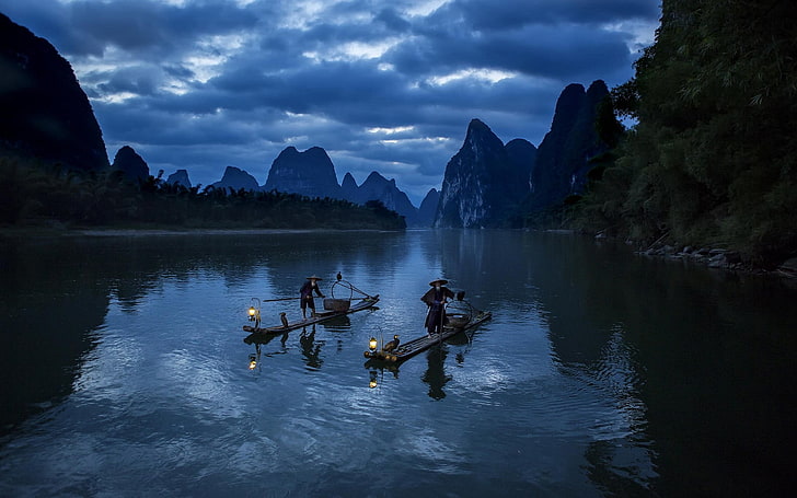 dwóch mężczyzn na łodzi w pochmurny dzień, krajobraz, przyroda, rzeka, wzgórza, chmury, drzewa, rybak, łódź, latarnia, woda, Chiny, Tapety HD