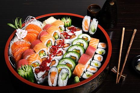 طبق سوشي متنوع ، سمك ، شكل ، سوشي ، لفات ، مأكولات بحرية ، قطع، خلفية HD HD wallpaper