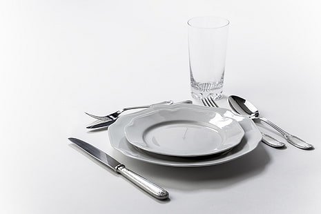 okrągły biały talerz ceramiczny i szary zestaw sztućców ze stali nierdzewnej, szklanka, łyżka, nóż, talerze, wtyczka, porcja, Tapety HD HD wallpaper