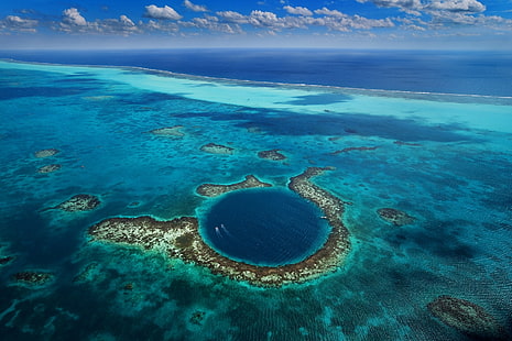 Blue Hole, Belize, ธรรมชาติ, ภูมิทัศน์, ทะเล, Great Blue Hole, เบลีซ, ปะการัง, มุมมองตานก, ขอบฟ้า, เมฆ, เกาะ, เรือ, ทะเลลึก, วอลล์เปเปอร์ HD HD wallpaper