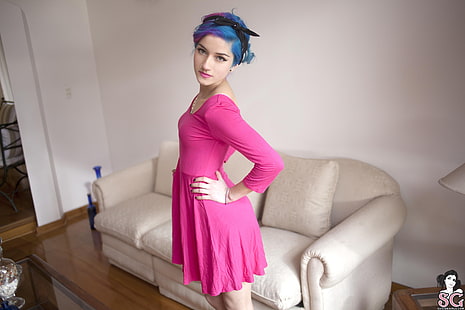 женское розовое платье-миди с рукавами 3/4, Fay Suicide, Suicide Girls, модель, кольца в носу, нос с пирсингом, синие волосы, латины, миниатюрное, розовое платье, мини-платье, повязка на голову, HD обои HD wallpaper