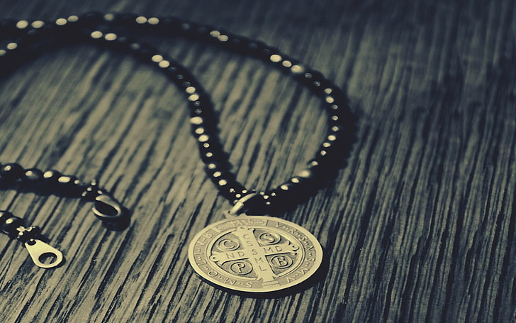 okrągły srebrny naszyjnik wisiorek, chrześcijaństwo, medale, krzyż, święty Benedykt z Nursji, katolik, Tapety HD