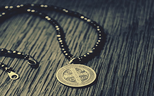 Collier pendentif rond argenté, Christianisme, Médailles, croix, Saint Benoît de Nursie, catholique, Fond d'écran HD HD wallpaper