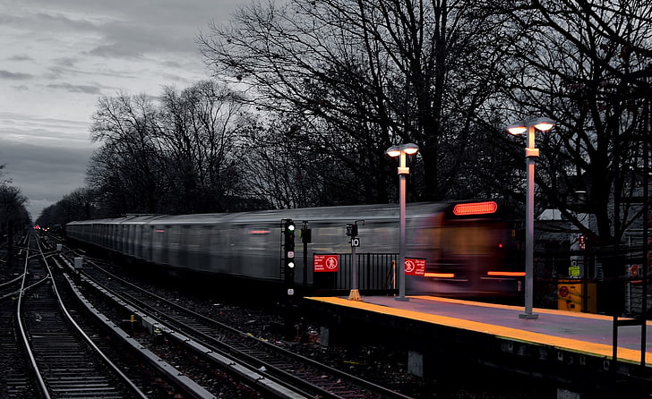 trailer logam hitam dan putih, kereta api, jalur cahaya, pewarnaan selektif, motion blur, Wallpaper HD
