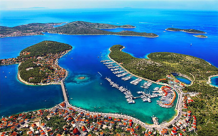 Rogoznica położona jest na wybrzeżu Adriatyku, pomiędzy miastami Sibenik i Split. Idealne miejsce na rodzinne wakacje i najpiękniejsze porty na Morzu Adriatyckim, Tapety HD