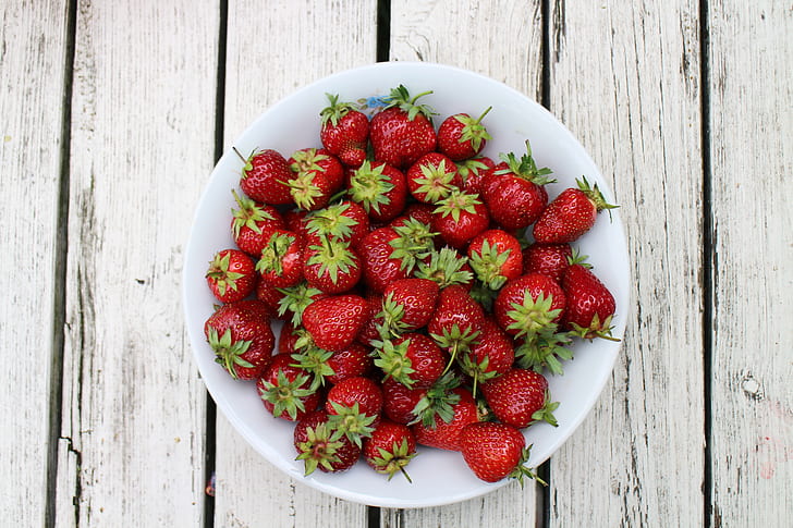 berries, strawberry, plate, wood, HD wallpaper