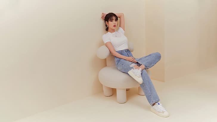 IU, Lee Ji-Eun, K-pop, latar belakang terang, sepatu kets, jeans, kursi, Wallpaper HD