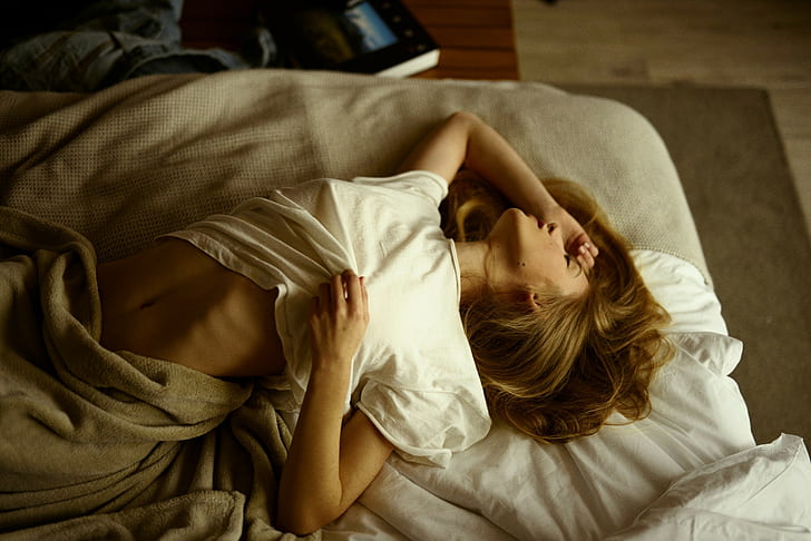 mujer, rubia, vientre, costillas, en la cama, camiseta, acostado boca arriba, morena, Fondo de pantalla HD