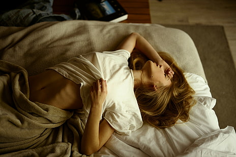 女性、ブロンド、腹、rib骨、ベッドで、Tシャツ、背中に横たわっている、ブルネット、 HDデスクトップの壁紙 HD wallpaper