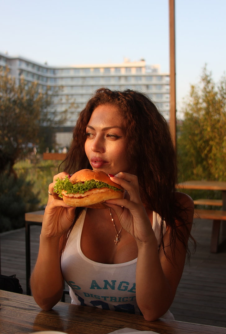Hamburger, Blick in die Ferne, Frauen, Frauen im Freien, HD-Hintergrundbild, Handy-Hintergrundbild
