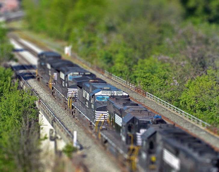 黒い電車、木に囲まれた電車のセレクティブフォーカス写真、電車、ディーゼル機関車、ティルトシフト、 HDデスクトップの壁紙