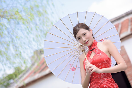 жени, модел, брюнетка, дълга коса, азиатски, жени на открито, червена рокля, оголени рамене, чадър, покриви, китайска рокля, Cheongsam, HD тапет HD wallpaper