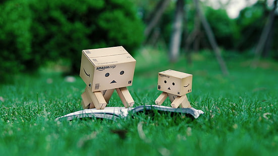 две фигурки от кафява дървена кутия, данборд, книга, четене, картонени роботи, HD тапет HD wallpaper