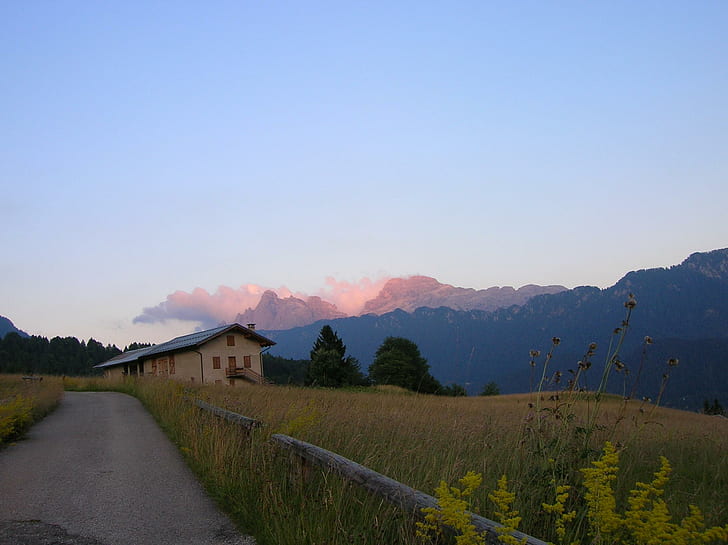 Paesaggio Di Montagna, beżowy dom z pasmami górskimi w tle, krajobraz, natura, góry, przyroda, prati, paesaggio, montagna, alpi, lasy, alpejskie łąki, Tapety HD