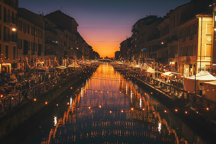 canal entre les bâtiments avec des guirlandes la nuit, milan, italie, rivière, soir, ville, Fond d'écran HD