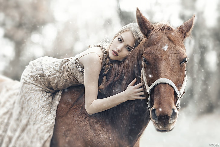 kobiety, koń, śnieg, niebieskie oczy, sukienka, warkocze, Alessandro Di Cicco, Tapety HD