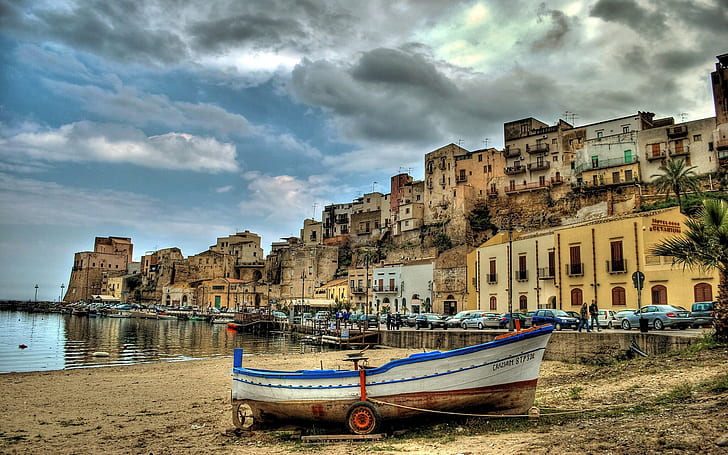 Castellammare del Golfo ، صقلية ، إيطاليا ، قارب مجداف أبيض وأزرق ، Castellammare del Golfo ، صقلية ، إيطاليا ، ميناء ، قارب ، واجهة بحرية ، مباني ، آلات ، سيارات، خلفية HD