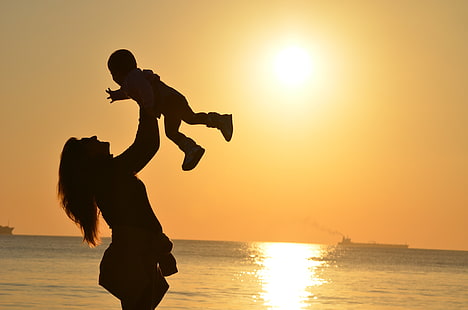 sagoma di donna che trasporta bambino, madre, bambino, siluette, maternità, famiglia, tramonto, orizzonte, Sfondo HD HD wallpaper