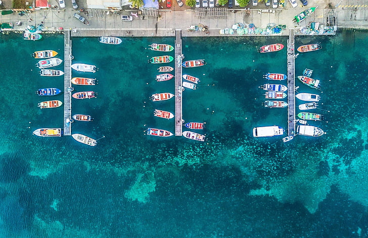 fotografia aerea di una barca assortita sul corpo idrico accanto al marciapiede di cemento durante il giorno, Guadalupa, veduta aerea, barca, Sfondo HD