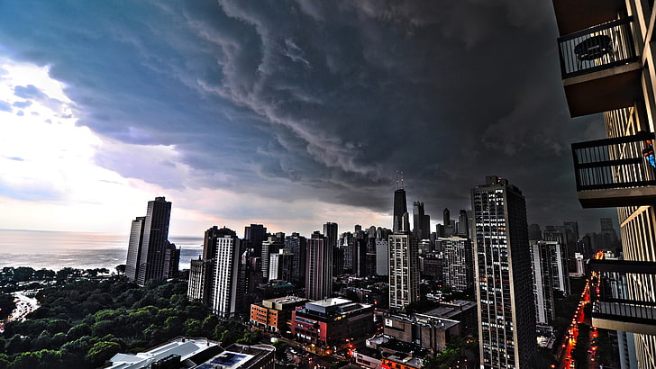 сива висока сграда, град под черни облаци, градски пейзаж, Чикаго, град, небе, облаци, HD тапет