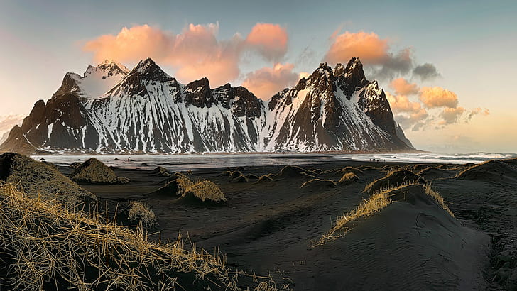 Nascer do sol costa mar areia montanhas rochosas negras com céu de neve com nuvens vermelhas Stokksnes Vestrahorn no leste da Islândia, HD papel de parede