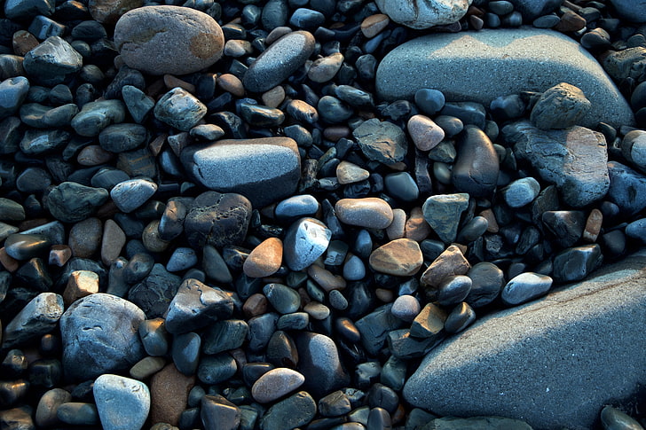 قطعة من الحجر الرمادي والأسود ، أحجار البحر ، الحصى ، الأشكال، خلفية HD