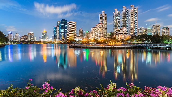 Thaïlande, Bangkok, réflexion, fleurs, gratte-ciel, ville, Fond d'écran HD