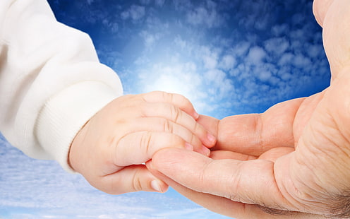 manica bianca della camicia del bambino, mani, bambino, adulto, affetto, cura, cielo, Sfondo HD HD wallpaper