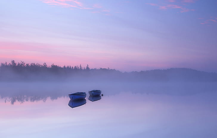紫とピンクの空、シンプル、風景、写真、ジョンボート、水域、霧、紫、スコットランド、トロサックス、ロッキーラスキー、夜明け、自然、日没、屋外で霧に囲まれた水域の2つのジョンボートの風景写真、湖、青、 HDデスクトップの壁紙