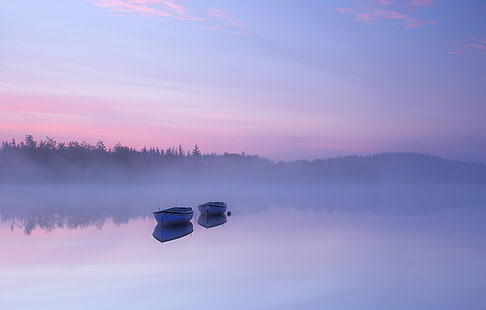 紫とピンクの空、シンプル、風景、写真、ジョンボート、水域、霧、紫、スコットランド、トロサックス、ロッキーラスキー、夜明け、自然、日没、屋外で霧に囲まれた水域の2つのジョンボートの風景写真、湖、青、 HDデスクトップの壁紙 HD wallpaper