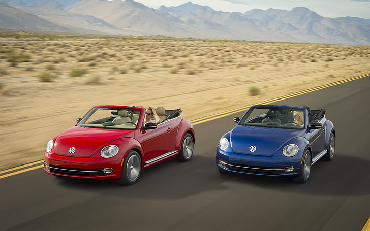 Dois carros conversíveis Volkswagen Beetle, dois cupons conversíveis Volkswagen Blue Beetle azuis e vermelhos, carros, Volkswagen, carro, HD papel de parede