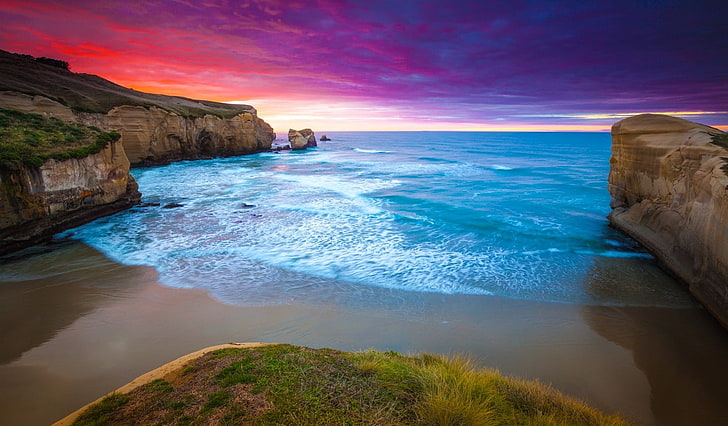 matahari terbenam, tebing, pantai, laut, rumput, awan, pantai, air, biru, merah, alam, lanskap, Wallpaper HD