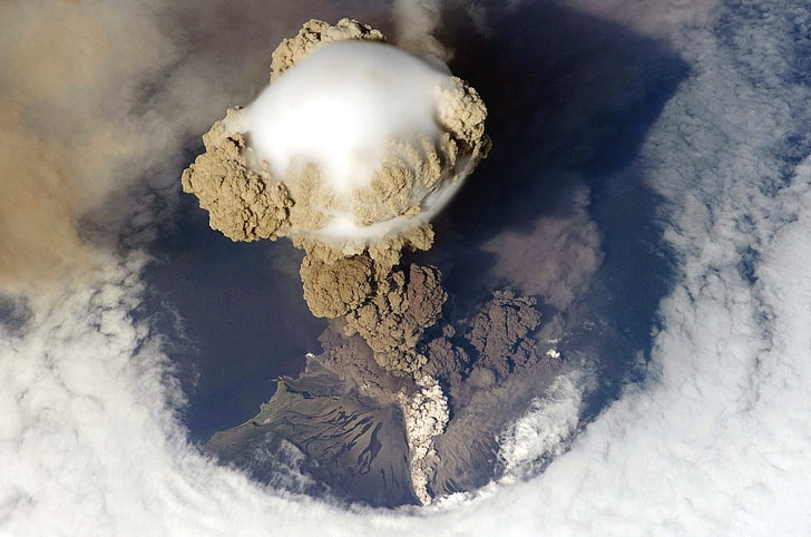volkanın tepesine, volkan, patlamalar, havadan görünümü, ada, duman, bulutlar, doğa, manzara, HD masaüstü duvar kağıdı